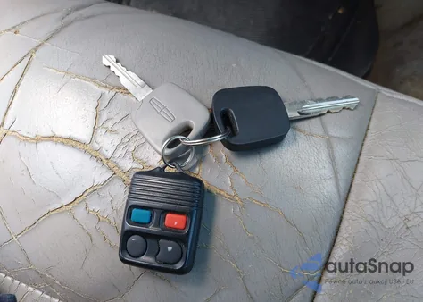 2002 Lincoln Town Car Sig. Prem./Signature z USA, uszkodzony, nr VIN 1LNHM82WX2Y637498